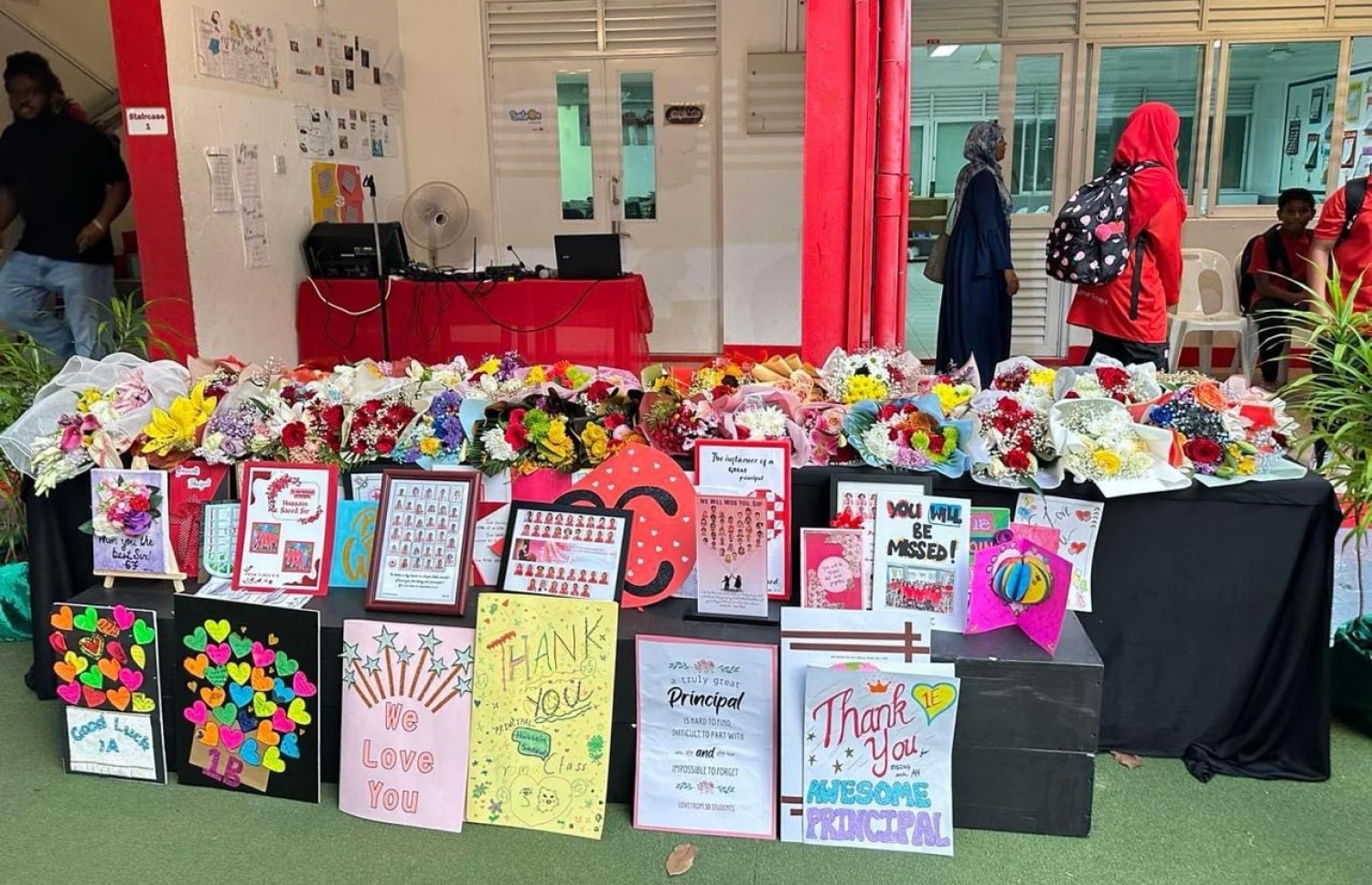 ޕްރިންސިޕަލް ސައީދަށް، އިސްކަންދަރުގެ ދަރިވަރުން ބޭއްވި ހާއްސަ އެސެމްބްލީގައި މަރުހަބާ ކިޔުމަށް ކޮންމެ ކްލާހަކުން ތައްޔާރުކުރި ކާޑުތަކާއި މާތައް.-- ފޮޓޯ: ސްކޫލް