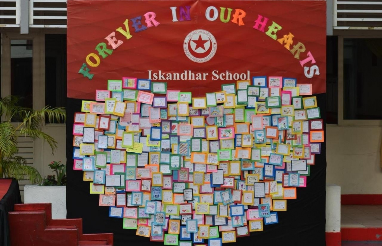 އިސްކަންދަރުގެ ޕްރިންސިޕަލަކަށް ހުންނެވި ސައީދު، އެ ސްކޫލުން ވަކިވެވަޑައިގަތުމުން އޭނާއަށް އަލްވަދާއު ކިޔަން މިދިޔަ ހޯމަ ދުވަހު ބޭއްވި ރަސްމިއްޔާތުގައި ބަހައްޓާފައި ހުރި ކާޑުތަކެއް..-- ފޮޓޯ: އިސްކަންދަރު ސްކޫލު