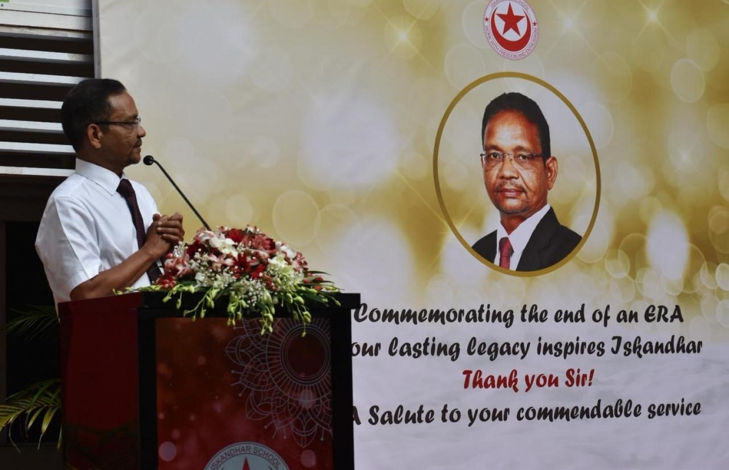 އިސްކަންދަރުގެ ދަރިވަރުން ދެއްވި ހާއްސަ އެސެމްބްލީގައި ޕްރިންސިޕަލް ސައީދު ވާހަކަ ދައްކަވަނީ.-- ފޮޓޯ: އިސްކަންދަރު ސްކޫލް