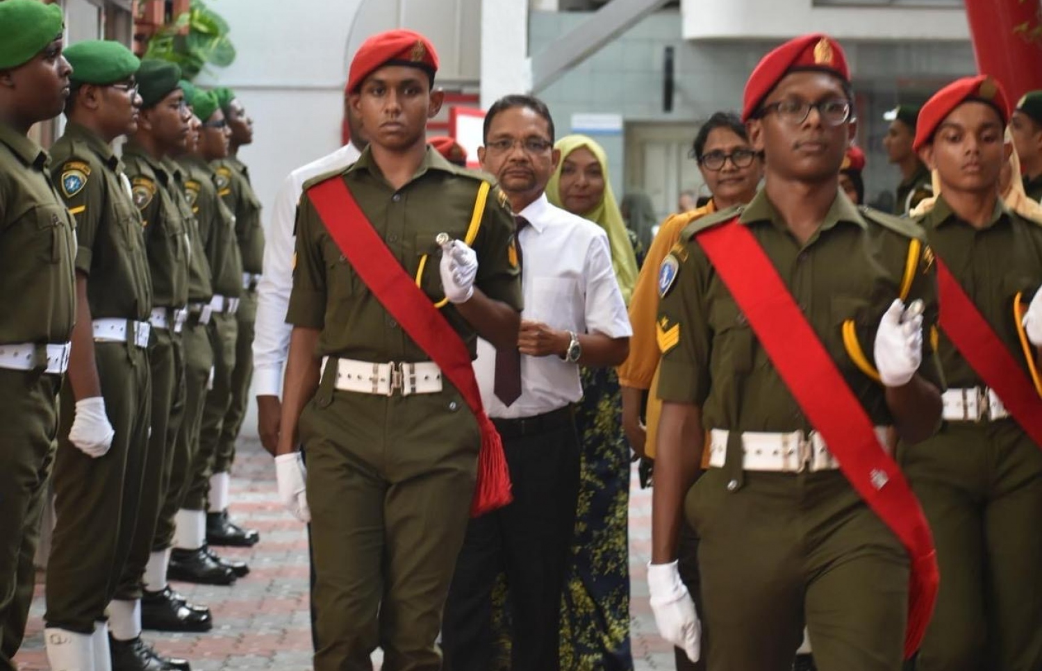 ޕްރިންސިޕަލް ސައީދަށް، އިސްކަންދަރުގެ ދަރިވަރުން ދެއްވި ހާއްސަ އެސެމްބްލީގައި ކެޑޭޓުންގެ ގާޑް އޮފް އޮނާގައި ރަތްދޫލާގައި މަރުހަބާ ކިޔަނީ.-- ފޮޓޯ: އިސްކަންދަރު ސްކޫލް
