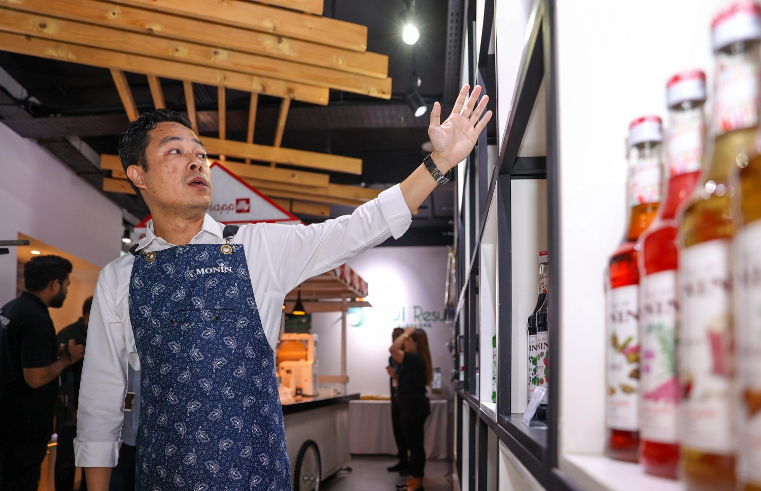 "މޮނިން"ގެ އެމްބެސަޑަރު ވަރުން ތާޕާ "މޮނިން"ގެ ޕްރޮޑަކްޓުތައް ދައްކާލަނީ. -- ފޮޓޯ: މިހާރު