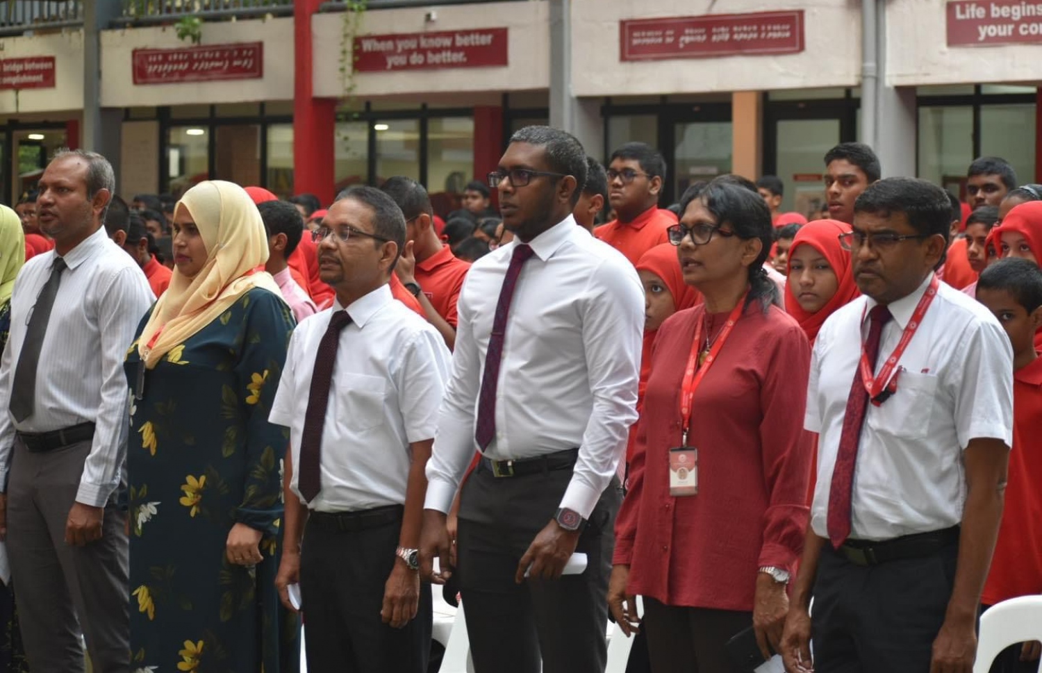 އިސްކަންދަރު ސްކޫލުގެ ޕްރިންސިޕަލްގެ މަގާމުން ސައީދު ވަކިވެވަޑައިގަތުމުން ބޭއްވި ވަދާއީ އެސެމްބްލީގައި ސައީދު (ވ-2) އަދި އެ ސްކޫލުގެ އިސްވެރިން ބައިވެރިވެވަޑައިގަންނަވަނީ.-- ފޮޓޯ: އިސްކަންދަރު ސްކޫލް