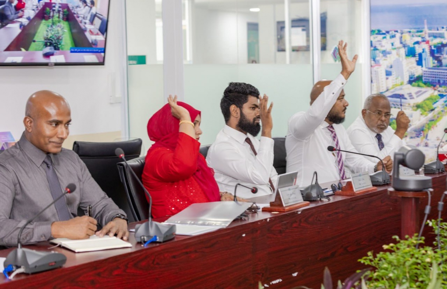 މިއަދު ބޭއްވި ކައުންސިލު ބައްދަލުވުމުގައި މެންބަރުން ވޯޓު ދެނީ. -- ފޮޓޯ: މާލެ ސިޓީ ކައުންސިލް