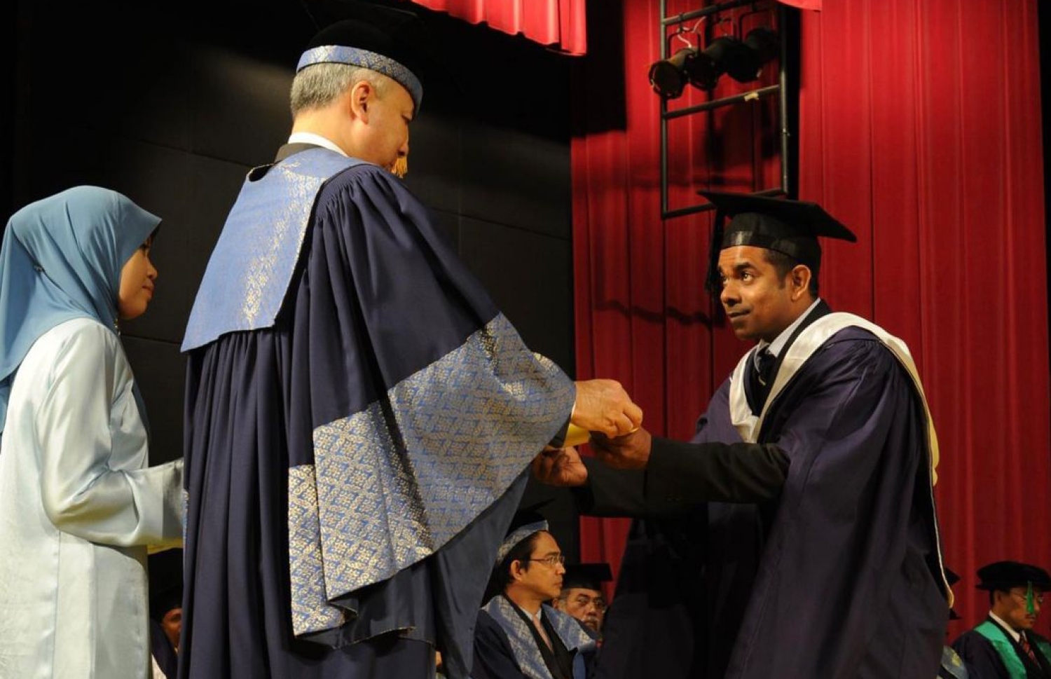 ޝުކުރީ، މެލޭޝިޔާގެ މަލާޔާ ޔުނިވާސިޓީން، މާސްޓާސް އިން އެޑިޔުކޭޝަން ފުރިހަމަ ކުރެއްވުމަށް ފަހު ގްރެޖުއޭޝަން ހަފްލާގައި.