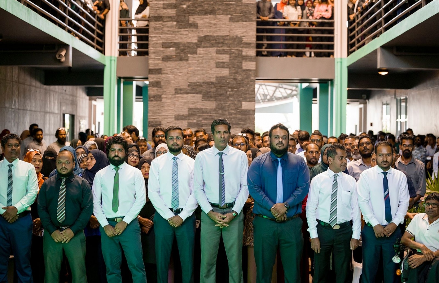 "އާބަންކޯ" އިން "އެޗްޑީސީ" އަށް ބަދަލުކުރުމަށް މިއަދު ހެނދު ބޭއްވި އިވެންޓްގައި ކުންފުނީގެ ވެރިންނާއި ބޯޑު މެންބަރުންނާއި މުވައްޒަފުން ބައިވެރިވަނީ. -- ފޮޓޯ: އެޗްޑީސީ