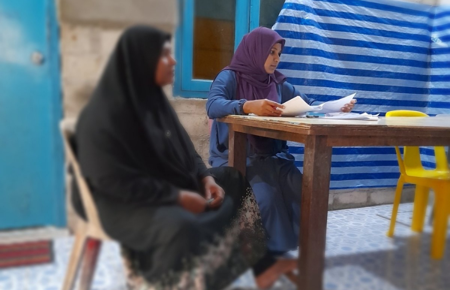 ކާށިދޫގައި ވާރުތަވާ ބަލި ފެތުރޭތީ، އެ ރަށު ހެލްތު ސެންޓަރުން އިސް ނަގައިގެން ބޭއްވި ސާވޭގައި، މީހަކާ ބައްދަލުކުރަނީ.-- ފޮޓޯ: ކާށިދޫ ހެލްތު ސެންޓަރު