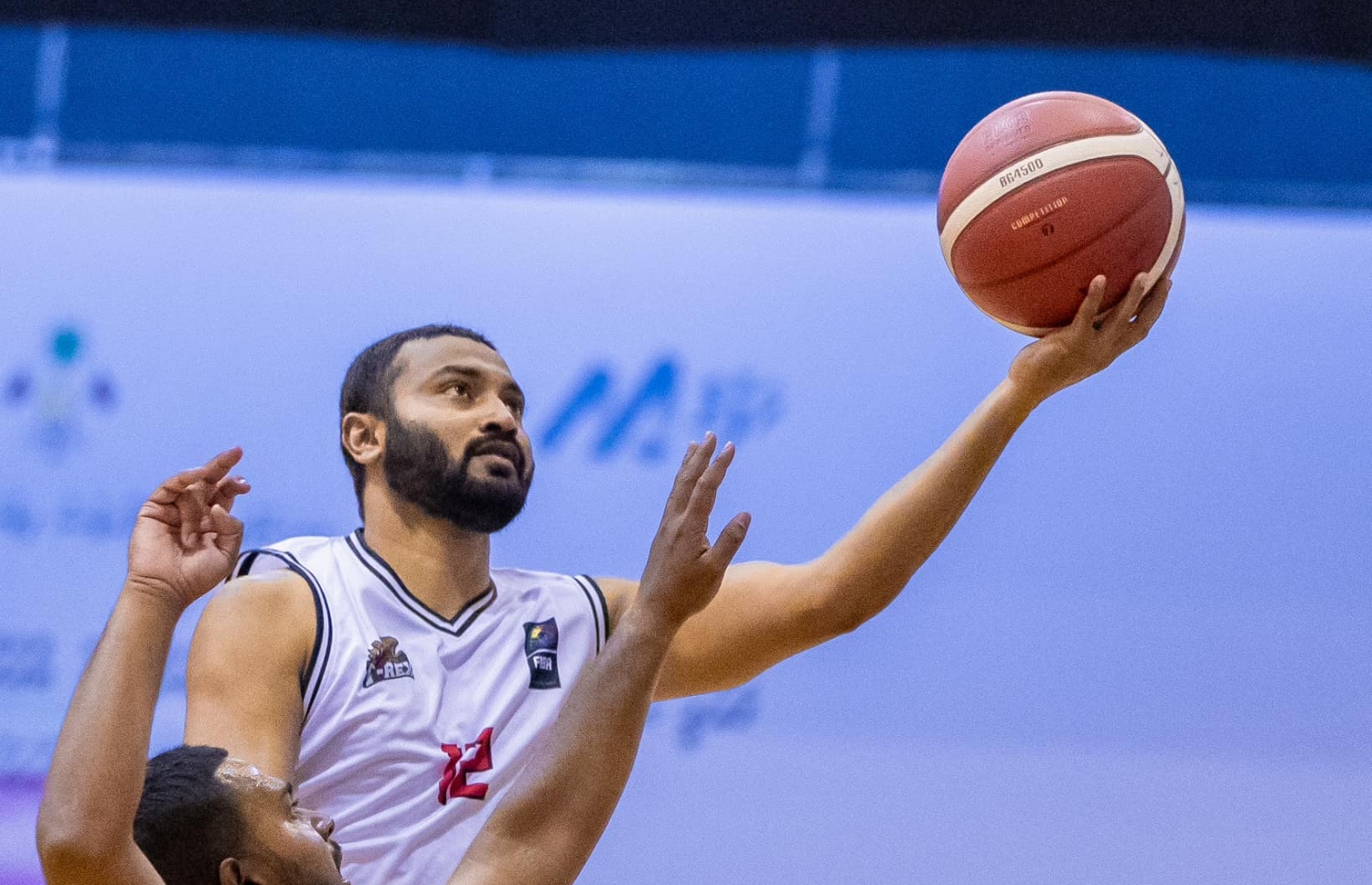 ޓީރެކްސްގެ އަހުމަދު ޒަބީރު، މުބާރާތުގެ ފުރަތަމަ މެޗުގައި ސްޓިންގާސްއާ ދެކޮޅަށް ކުޅެނީ.-- ފޮޓޯ: ސިޑިބަރި/ބާސްކެޓު