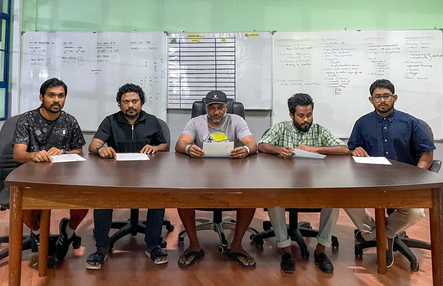 އެފްއޭއެމް ހައުސްގައި ބޭއްވި ވެލެންސިއާގެ ބައްދަލުވުމުގައި ބައިވެރިވި މެމްބަރުން. ފަސް މެމްބަރުން ވަނީ ބޯޑް މެމްބަރު ރާފިއު އާއި ޗެއާމަން އަޒްމީންގެ އިތުބާރު ނެތްކަމަށް ތާއީދު ކޮށްފަ.-- ފޮޓޯ: ނިޝާން އަލީ/ މިހާރު