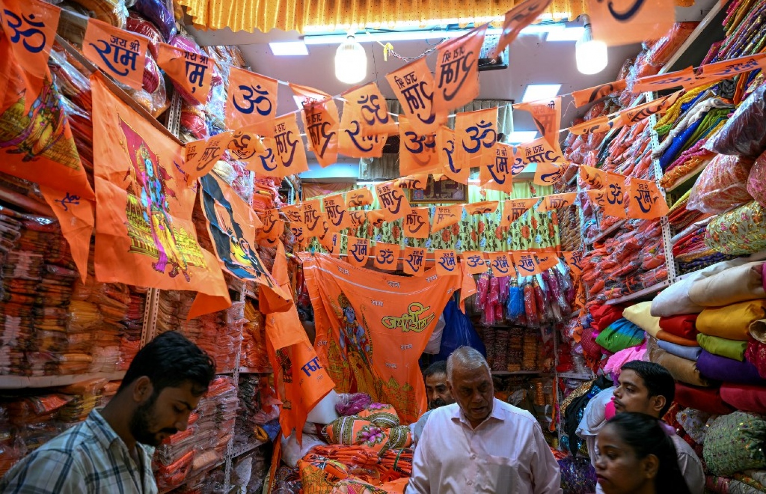 އިންޑިއާގެ އަޔޯދިއާގައި ހުރި 16 ވަނަ ގަރުނުގެ އާސާރީ މިސްކިތް ތަޅާލުމަށް ފަހު އެތަނުގައި ހަދާ ހިންދީންގެ ފައްޅި ހުޅުވުމާ ދިމާކޮށް ހިންދީން އުފާ ފާޅުކޮށް އެކަން ފާހަގަކުރުމަށް ބޭނުންކުރާ ދިދަތަކެއް އިންޑިއާގެ ފިހާރައެއްގައި ވިއްކަން ބަހައްޓާފައި. -- ފޮޓޯ: އޭއެފްޕީ