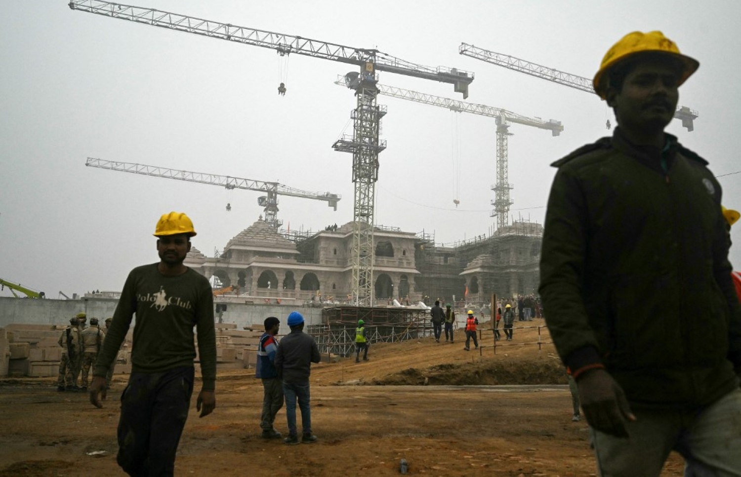 އިންޑިއާގެ އަޔޯދިއާގައި ހުރި 16 ވަނަ ގަރުނުގެ އާސާރީ މިސްކިތް ތަޅާލުމަށް ފަހު އެތަނުގައި ހަދާ ހިންދީންގެ ފައްޅީގެ މަސައްކަތް ޑިސެމްބަރު 29، 2023 ގައި ކުރަނީ. -- ފޮޓޯ: އޭއެފްޕީ