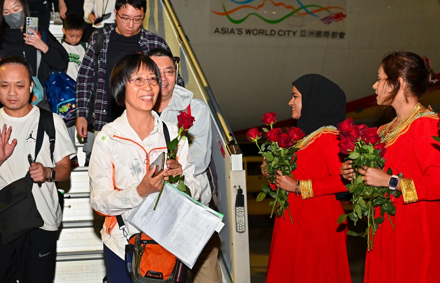 ހޮންގް ކޮންގް އެއާލައިނުން އަލުން ރާއްޖެއަށް ދަތުރުތައް ފެށުމުން ވެލާނާ އިންޓަނޭޝަނަލް އެއާޕޯޓުގައި ވަނީ އެ އެއާލައިނުން އައި މީހުންނަށް ހޫނު މަރުހަބާއެއް ކިޔާފައި-- ފޮޓޯ: ނިޝާން އަލީ/ މިހާރު