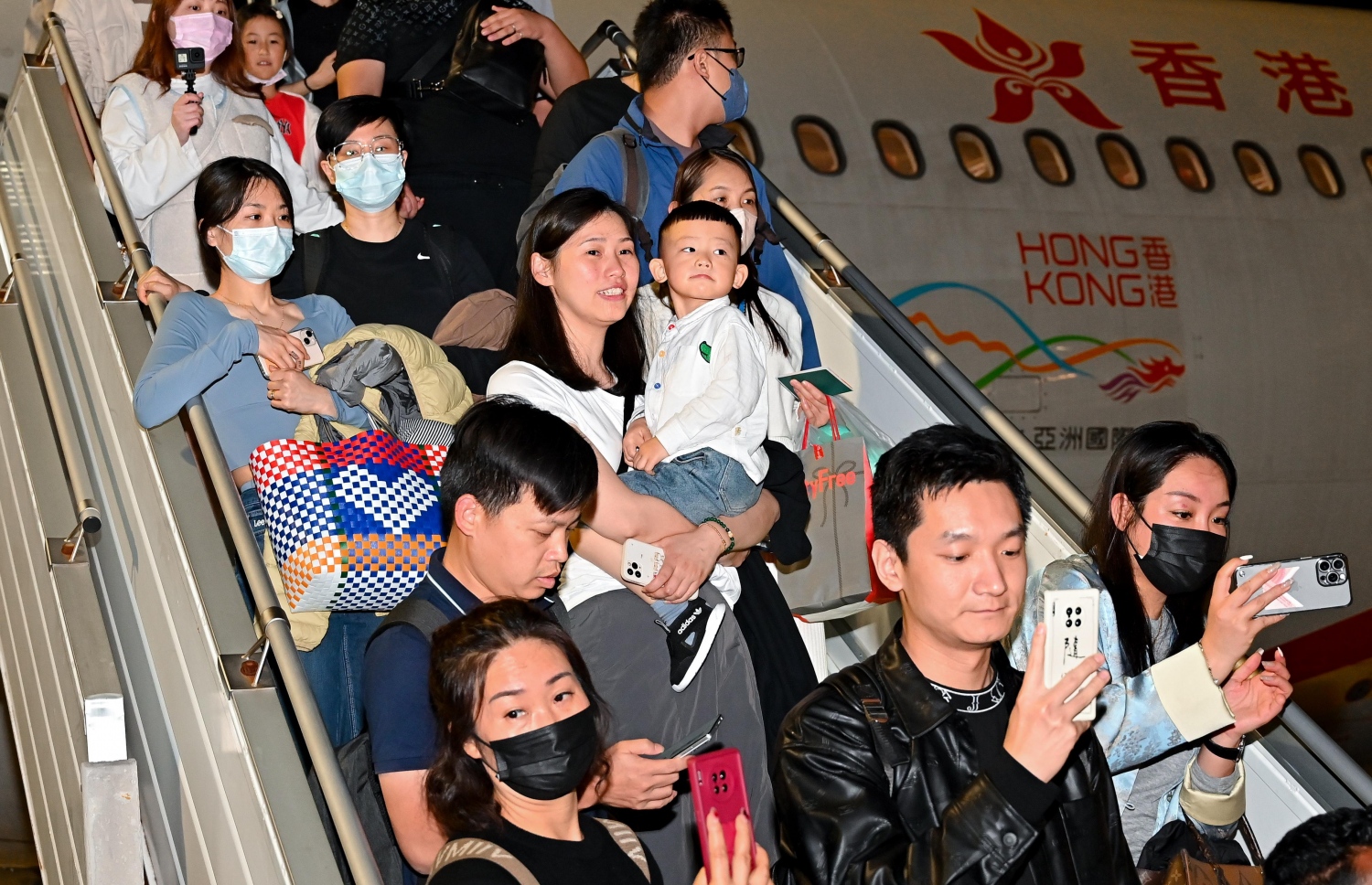 ހޮންގް ކޮންގް އެއާލައިނުން އަލުން ރާއްޖެއަށް ދަތުރުތައް ފެށުމުން ވެލާނާ އިންޓަނޭޝަނަލް އެއާޕޯޓުގައި ވަނީ އެ އެއާލައިނުން އައި މީހުންނަށް ހޫނު މަރުހަބާއެއް ކިޔާފައި-- ފޮޓޯ: ނިޝާން އަލީ/ މިހާރު