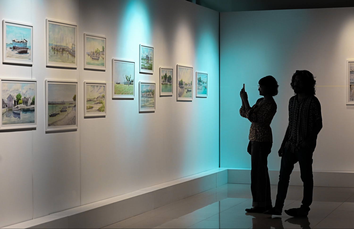 ނާޒިމްބެގެ ކުރީގެ މާލެ ދައްކުވައިދޭ "ވަންސް އަޕޮން އަ ޓައިމް އިން މާލެ" ކުރެހުންތައް ބަޔަކު ބަލާލަނީ --  ފޮޓޯ: ނިޝާން އަލީ/ މިހާރު