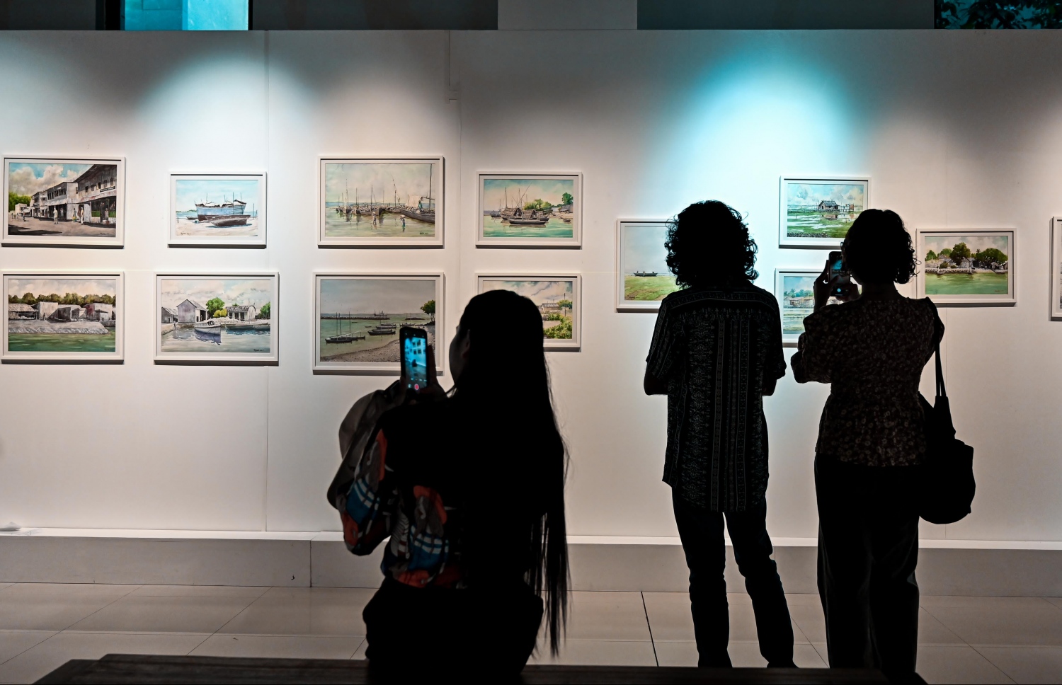 ބަޔަކު ނާޒިމްބެގެ ކުރެހުންތައް ބަލަނީ. -- ފޮޓޯ: ނިޝާން އަލީ/ މިހާރު