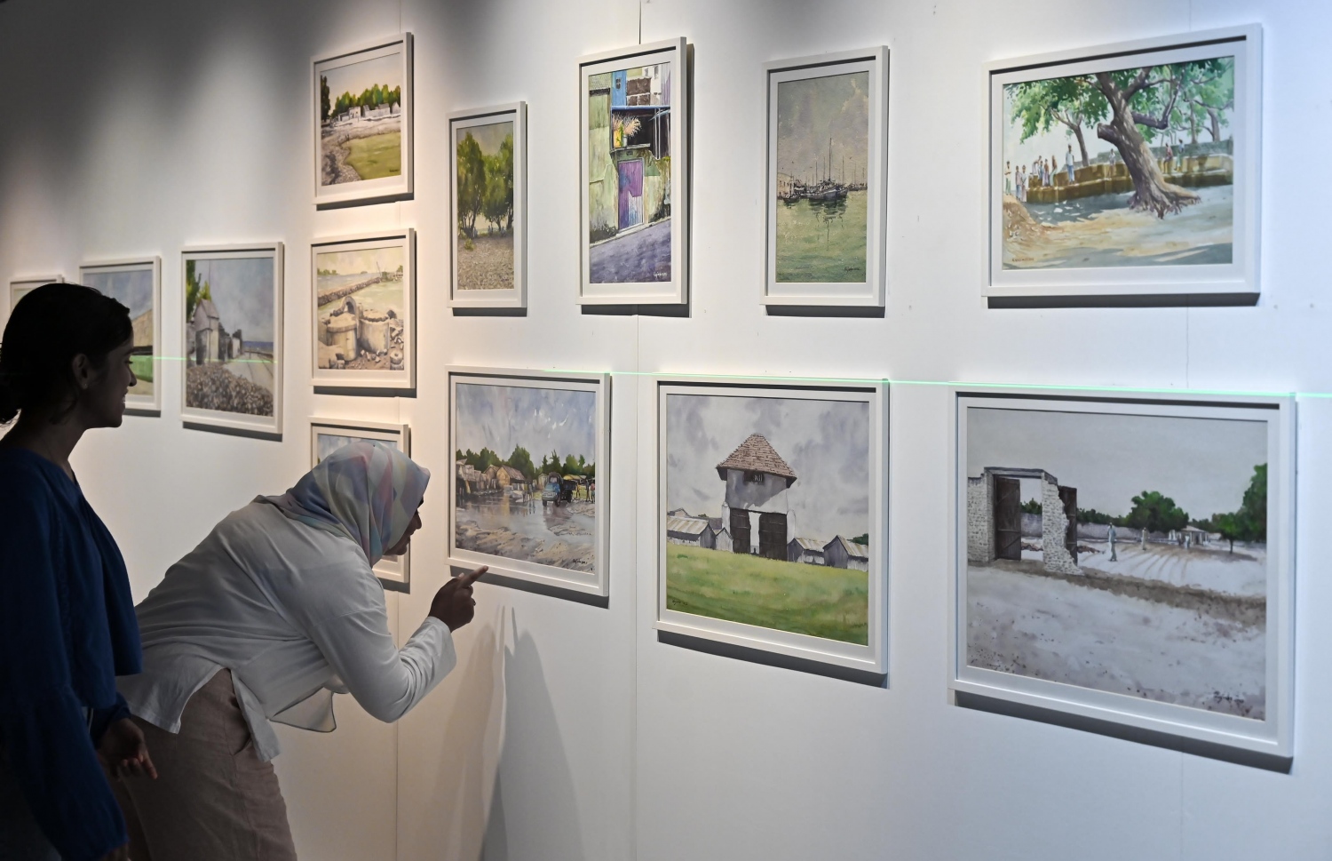 ނާޒިމްބެގެ ކުރީގެ މާލެ ދައްކުވައިދޭ "ވަންސް އަޕޮން އަ ޓައިމް އިން މާލެ" ކުރެހުންތައް ބަޔަކު ބަލާލަނީ --  ފޮޓޯ: ނިޝާން އަލީ/ މިހާރު