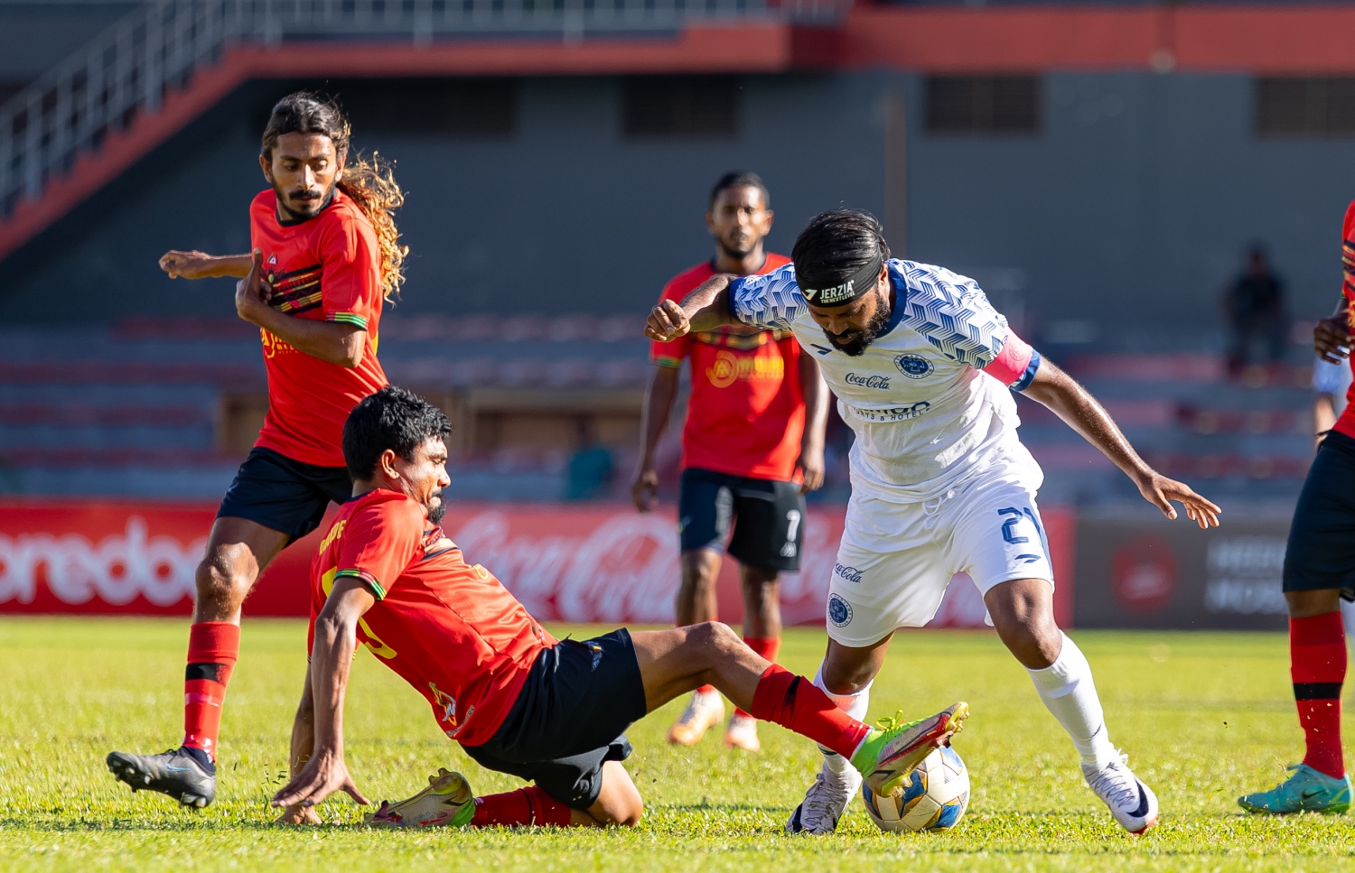 ނިއުގެ ކެޕްޓަން ޔަސްފާދު ހަބީބް އަތުން ބޯޅަ ހޯދަން ގްރާންޑޭ ކުޅުންތެރިއަކު މަސައްކަތް ކުރަނީ.-- ފޮޓޯ: މިހާރު