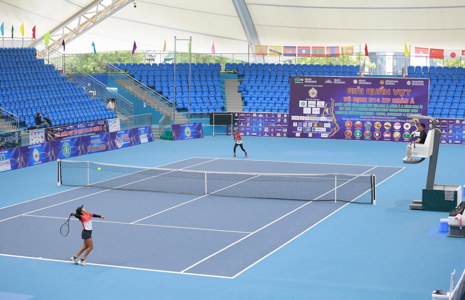 ނަބާ އާއި މަންހާ ބައްދަލުކުރި ސިންގަލްސް ފައިނަލް މެޗުގެ ތެރެއިން.-- ފޮޓޯ: ވިއެޓްނާމް ޓެނިސް އެސޯސިއޭޝަން