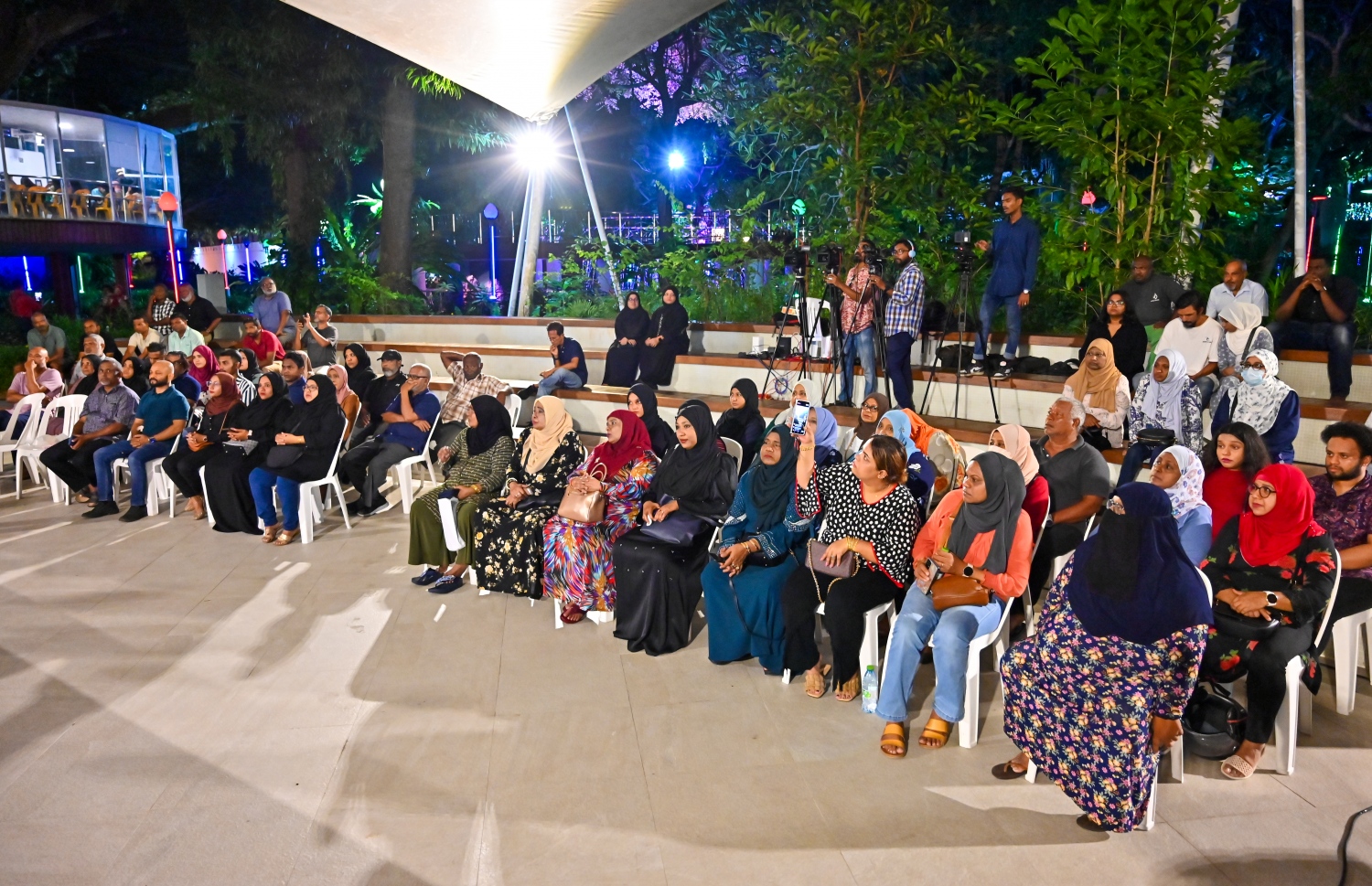 ރޭ ކުރިއަށް ދިޔަ ބިންވެރިންގެ ސައްލާގެ ތެރެއިން -- ފޮޓޯ: ނިޝާން އަލީ/ މިހާރު