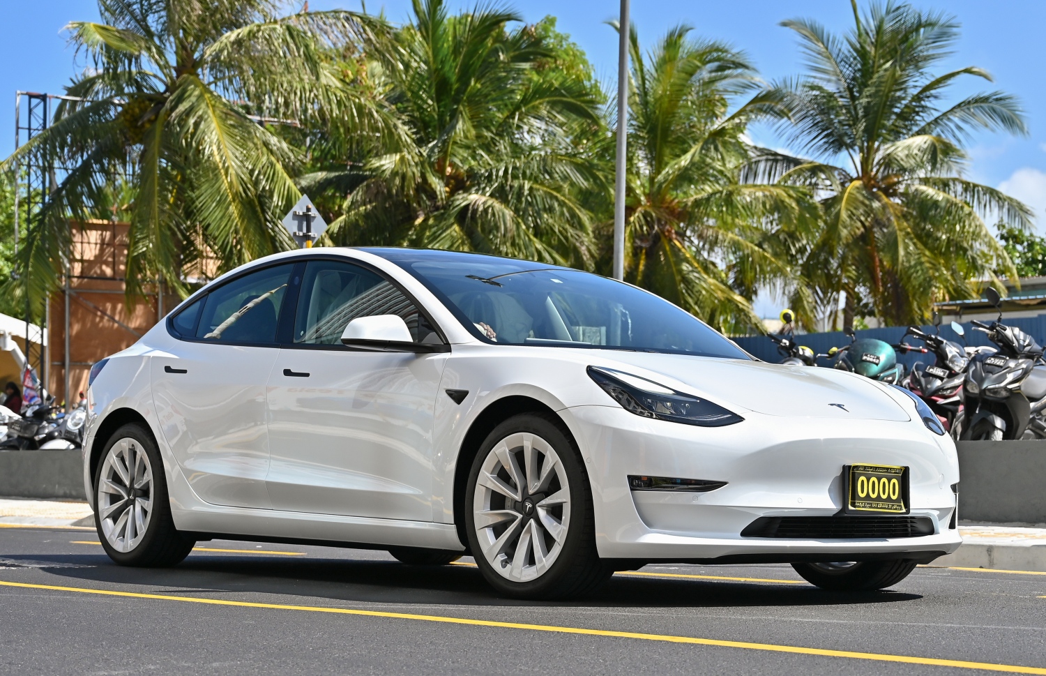 ދިރާގުން ދޭ ޓެސްލާ ކާރު ދިރާގު ކައިރީގައި -- ފޮޓޯ: ނިޝާން އަލީ | މިހާރު