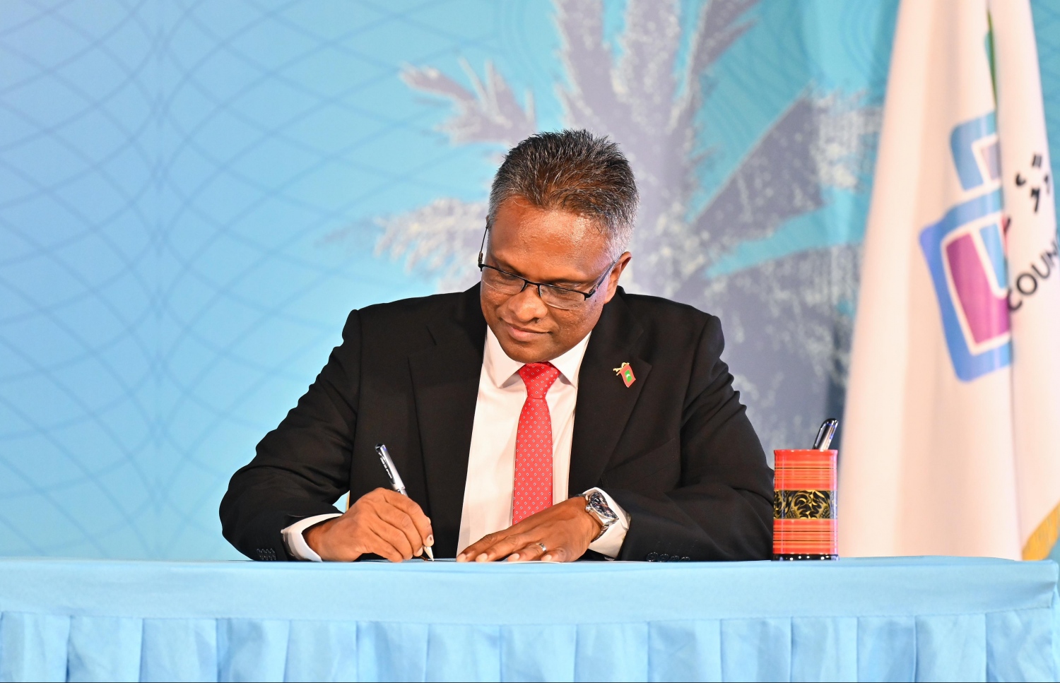 ހުވާ ކުރުމަށް ބޭއްވި ރަސްމިއްޔާތުގައި މާލޭގެ މޭޔަރު އާދަމް އާޒިމް އިގުރާރުގައި ސޮއި ކުރައްވަނީ.-- ފޮޓޯ: ނިޝާން އަލީ / މިހާރު