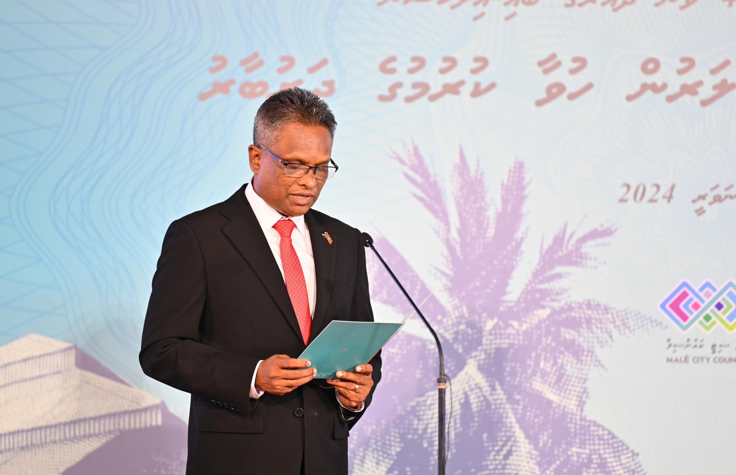 ރޭ ބޭއްވި ރަސްމިއްޔާތުގައި މާލޭގެ މޭޔަރު ކަމަށް އާދަމް އާޒިމް ހުވާ ކުރައްވަނީ .-- ފޮޓޯ: ނިޝާން އަލީ / މިހާރު