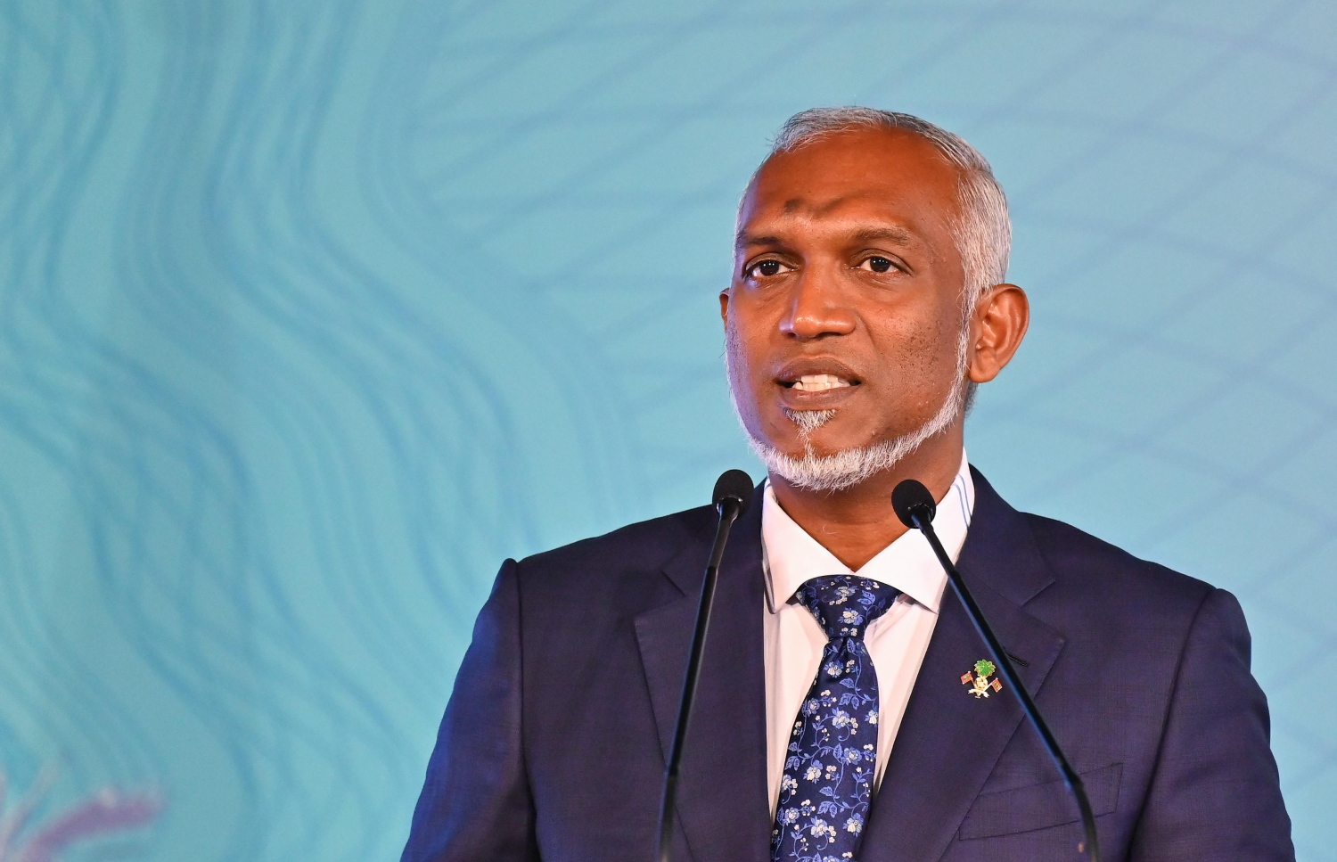 މާލޭގެ އާ މޭޔަރު އާދަމް އާޒިމާއި އާ ތިން ކައުންސިލަރުން ހުވާ ކުރުމަށް ބޭއްވި ދަރުބާރުގައި ރައީސް، ޑރ. މުއިއްޒު މިރޭ ވާހަކަފުޅު ދައްކަވަނީ.-- ފޮޓޯ: ނިޝާން އަލީ / މިހާރު