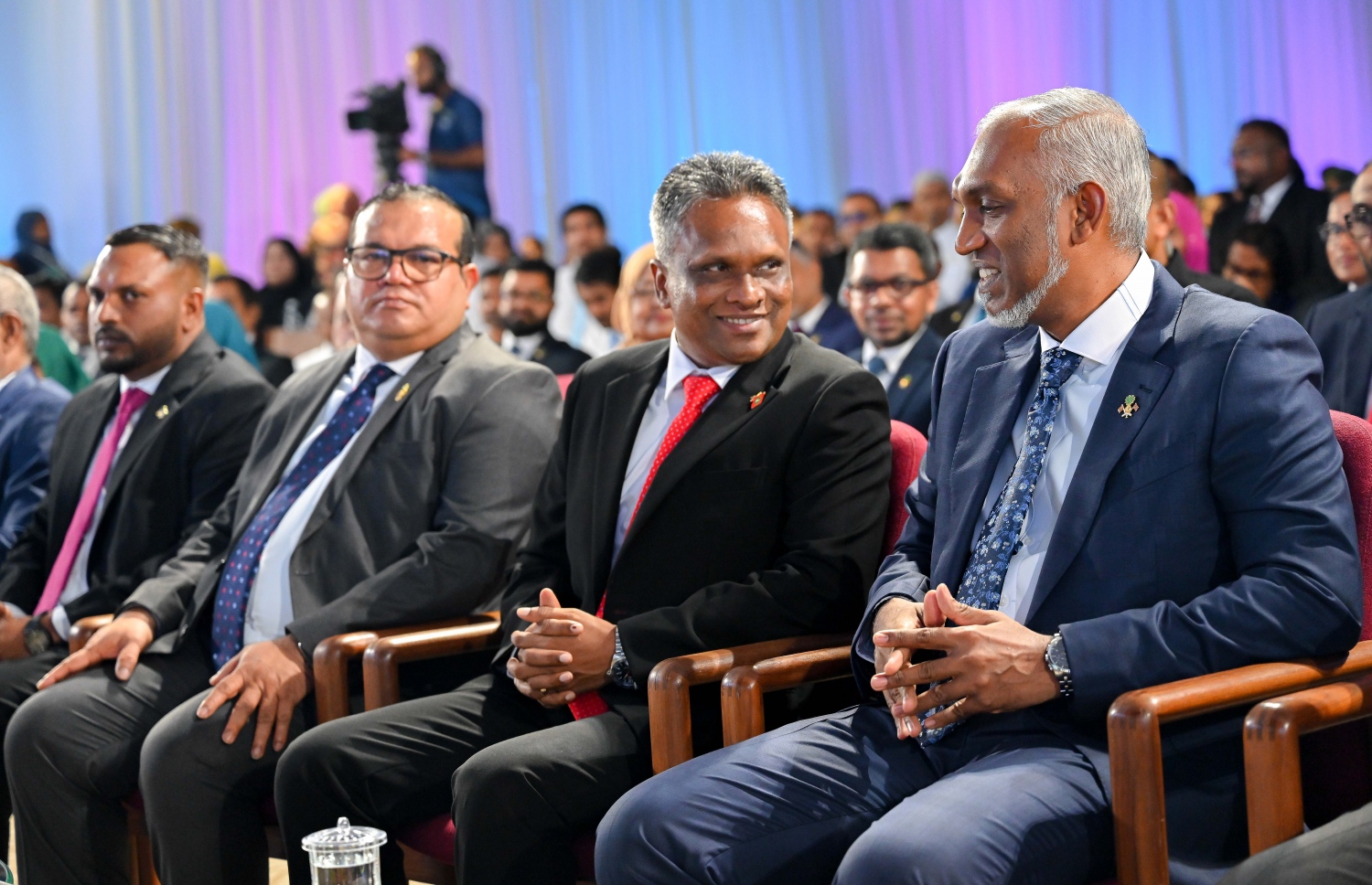 އާ މޭޔަރު ހުވާކުރައްވަން ބޭއްވި ރަސްމިއްޔާތުގައި ރައީސް ޑރ. މުއިއްޒާއި އާ މޭޔަރު އާދަމް އާޒިމް އަދި ރައްޔިތުންގެ މަޖިލިހުގެ ރައީސް އަސްލަމް ބައިވެރިވެވަޑައިގަންނަވަނީ.-- ފޮޓޯ: ނިޝާން އަލީ | މިހާރު