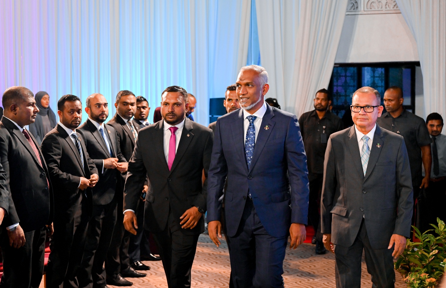 އާދަމް އާޒިމް މާލޭގެ މޭޔަރު ކަމުގެ ހުވާކުރެއްވުމަށް ބޭއްވި ރަސްމިއްޔާތަށް ރައީސް ޑރ. މުހައްމަދު މުއިއްޒު ވަޑައިގަންނަވަނީ.-- ފޮޓޯ: ނިޝާން އަލީ | މިހާރު