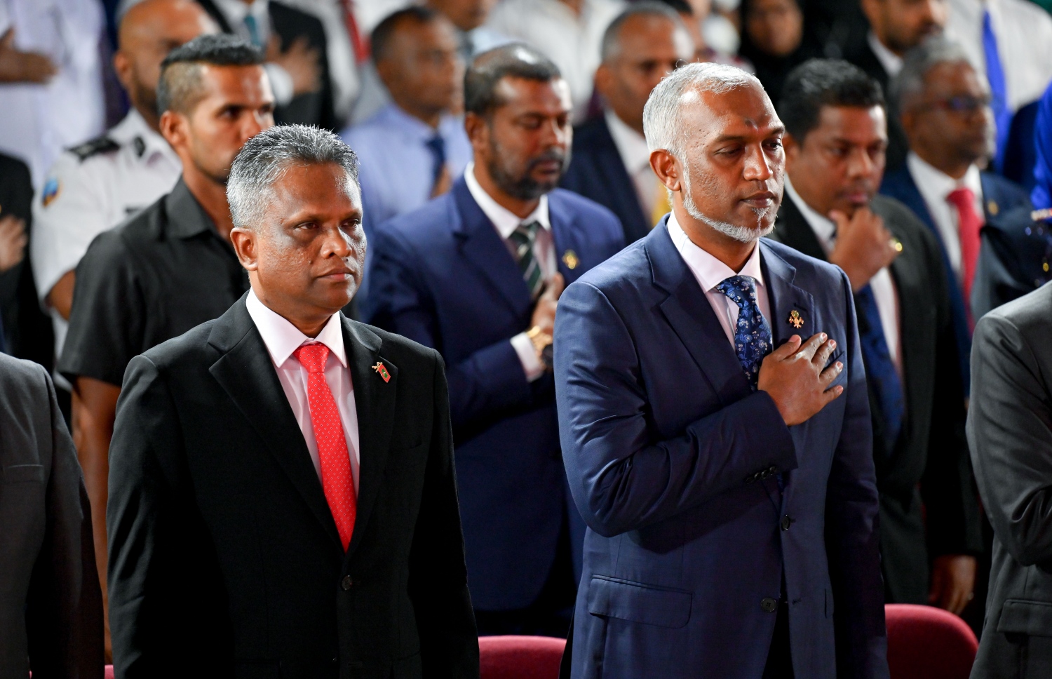 އާދަމް އާޒިމް މާލޭގެ މޭޔަރު ކަމުގެ ހުވާކުރެއްވުމަށް ބޭއްވި ރަސްމިއްޔާތުގައި އޭނާއާ އެކު ރައީސް ޑރ. މުހައްމަދު މުއިއްޒު.-- ފޮޓޯ: ނިޝާން އަލީ | މިހާރު