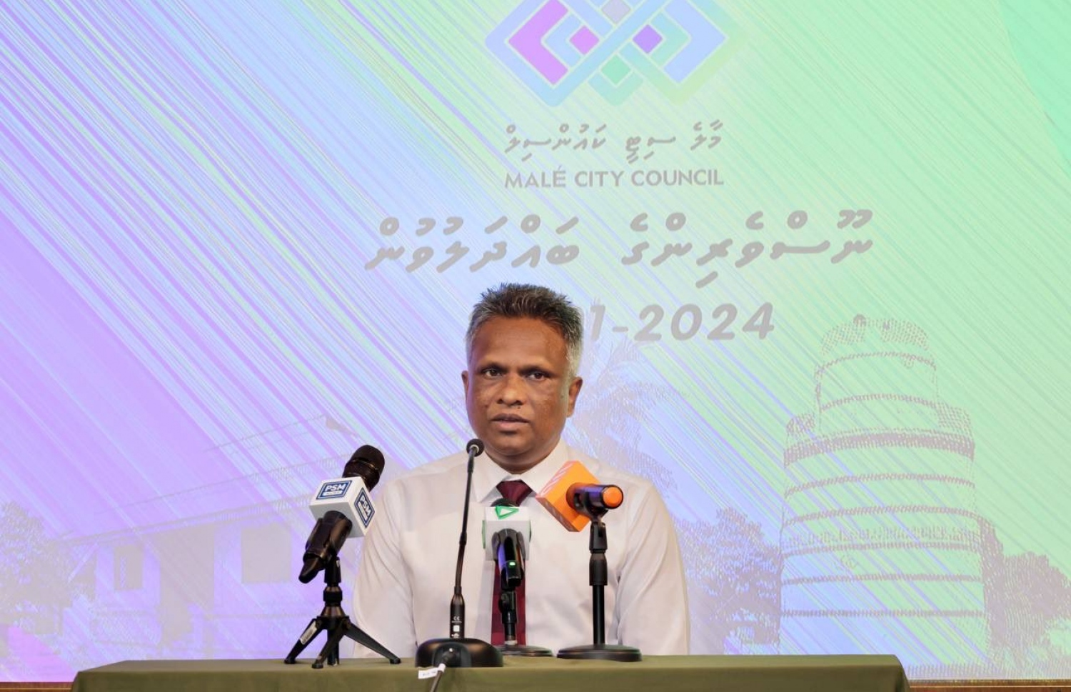 މާލެ ސިޓީ ކައުންސިލުން ބޭއްވި ބައްދަލުވުމުގައި މާލޭގެ މޭޔަރު އާދަމް އާޒިމް ވާހަކަ ދައްކަވަނީ.-- ފޮޓޯ: މާލެ ސިޓީ ކައުންސިލް