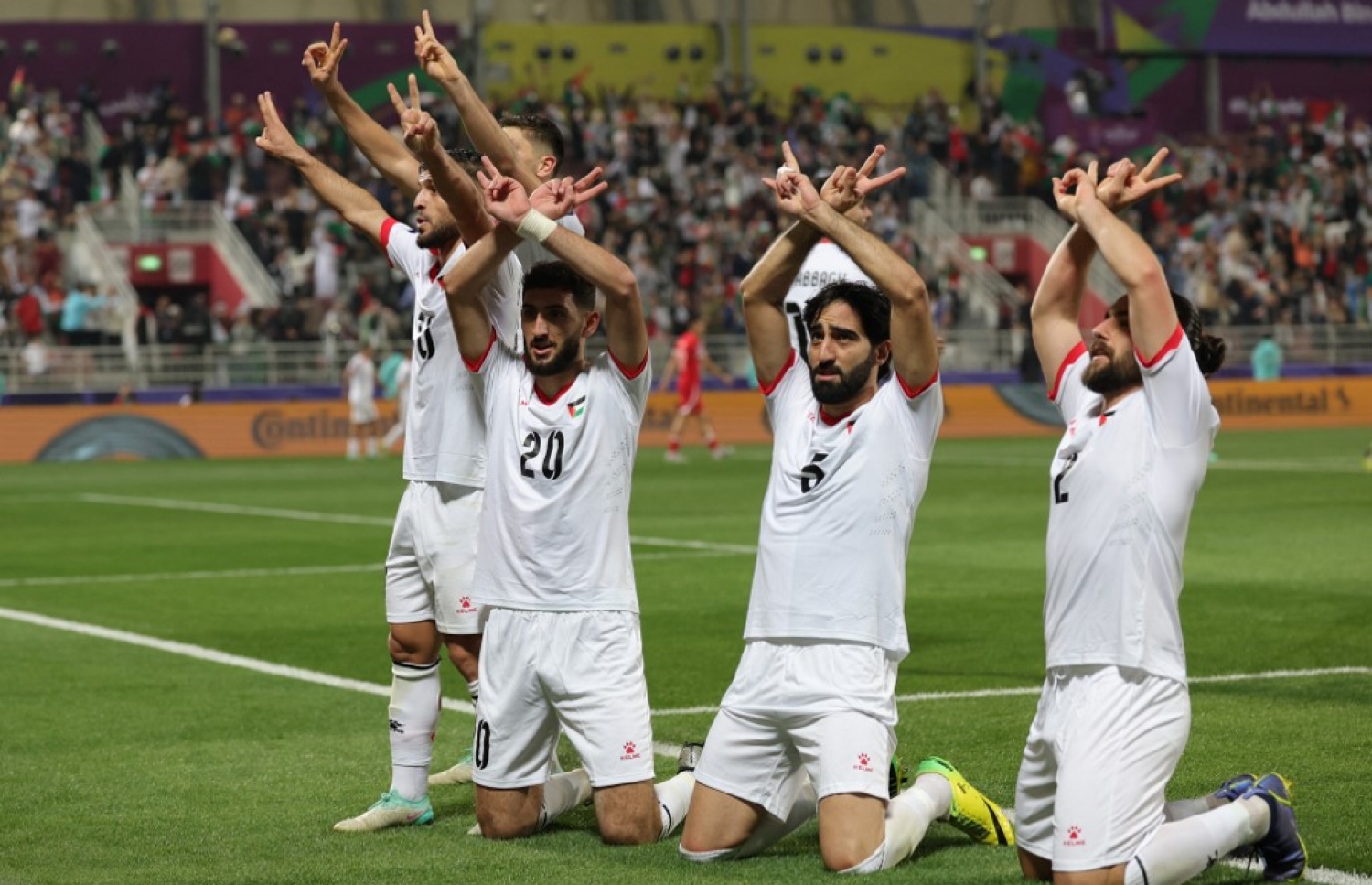 ހޮންގް ކޮންގް ކޮޅަށް ދެވަނަ ގޯލު ޖެހުމަށް ފަހު ފަލަސްތީނުގެ ކުޅުންތެރިން.-- ފޮޓޯ: އޭއެފްޕީ