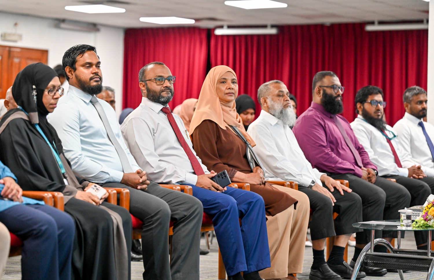 އިސްލާމިކް ޗެރިޓީ ފަންޑުން ކ. ގުރައިދޫގައި ހުންނަ ހާއްސަ އެހީއަށް ބޭނުންވާ މީހުންގެ މަރުކަޒަށް 32 ހޮސްޕިޓަލް ބެޑް ހަދިޔާކުރުމަށް ބޭއްވި ރަސްމިއްޔާތުގައި އިސްލާމިކް މިނިސްޓަރު ޑރ. މުހައްމަދު ޝަހީމް އަލީ ސައީދު އާއި ސޯޝަލް އެންޑް ޑިވެލޮޕްމަންޓް މިނިސްޓަރު ޑރ. އައިޝަތު ޝިހާމް އަދި ދެ މިނިސްޓްރީގެ އިސްވެރިން ބައިވެރިވެވަޑައިގަންނަވަނީ.-- ފޮޓޯ: އިސްލާމިކް މިނިސްޓްރީ