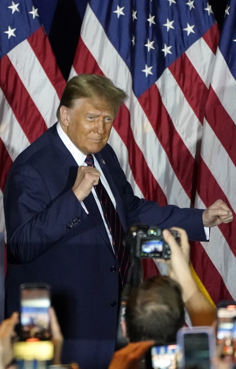 އެމެރިކާގެ ކުރީގެ ރައީސް ޑޮނަލްޑް ޓްރަމްޕް ނިއު ހެމްޝަޔާގެ ޕްރައިމަރީ ކާމިޔާބުކުރެއްވުމަށް ފަހު އަންގާރަ ދުވަހު އުފާ ފާޅުކުރައްވަނީ. -- ފޮޓޯ: އޭއެފްޕީ