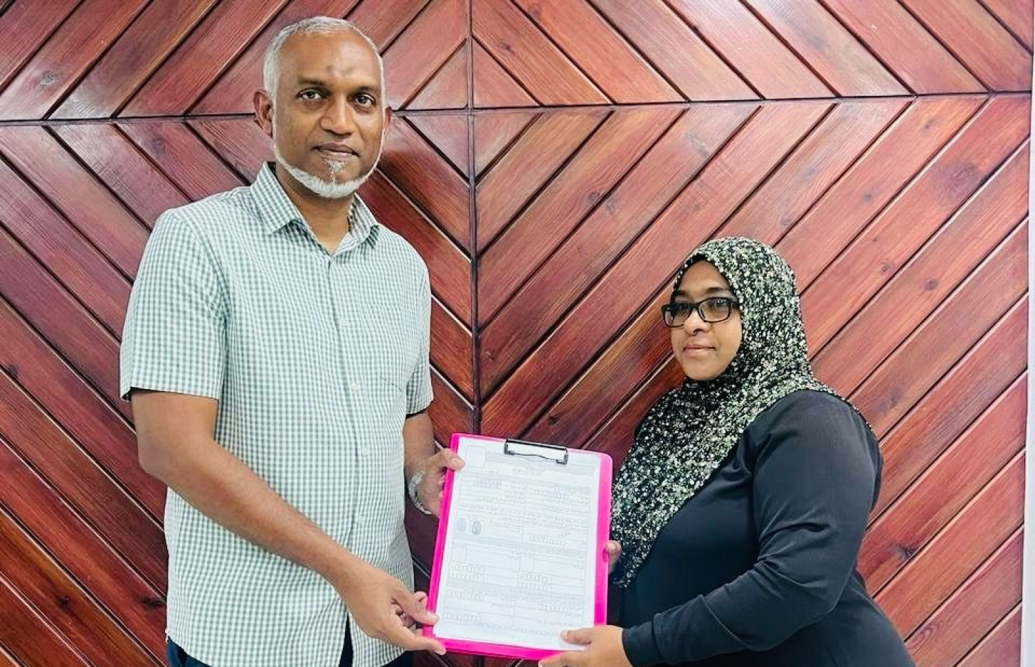 ކައުންސިލަރު ނާޒިމާ ރައީސާ ފޯމު ހަވާލުކުރައްވަނީ --
