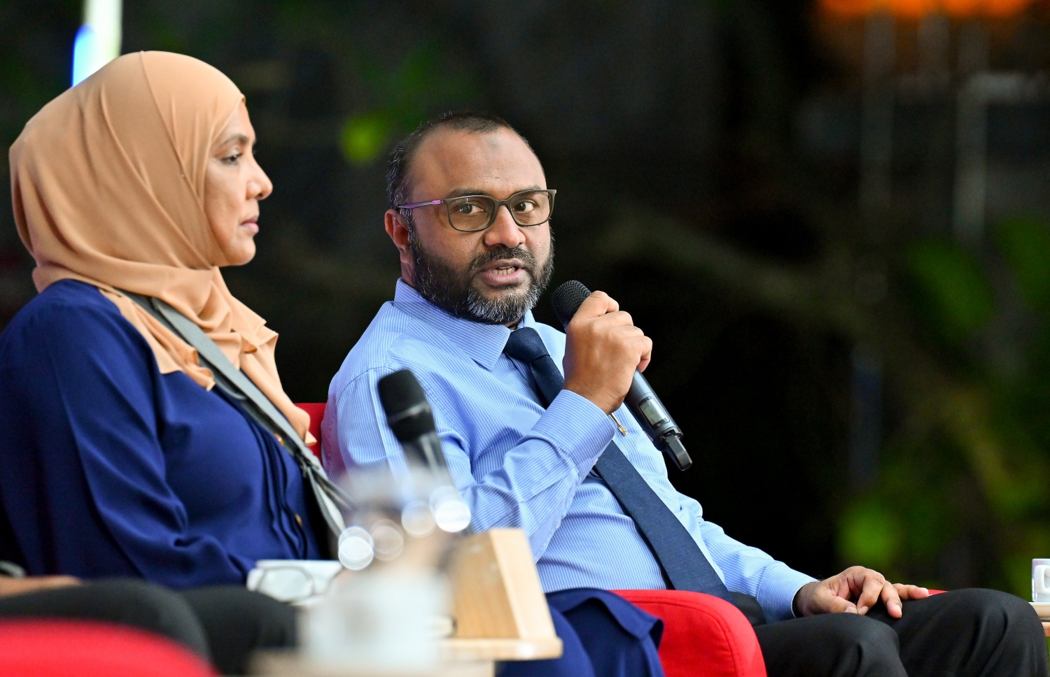 ވަޒީރުންގެ ޕަބްލިކް ފޯރަމްގައި މިނިސްޓަރު ޝަހީމް ވާހަކަދައްކަވަނީ. ރައީސް ޑރ. މުއިއްޒު ވެރިކަމާ ހަވާލުވެ ވަޑައިގަތްއިރު، އިސްލާމިކް މިނިސްޓްރީން ދައްކަން ޖެހިފައި އޮތް 27 މިލިއަން ރުފިޔާގެ ދަރަނި އަދާކޮށްފައިވާ ކަމަށް އަދި ހުއްޓިފައިވާ މަޝްރޫއުތައް އަލުން ފަށާފައިވާ ކަމަށް އިސްލާމިކް މިނިސްޓަރު ޑރ. މުހައްމަދު ޝަހީމް އަލީ ސައީދު ވިދާޅުވި-- ފޮޓޯ: ނިޝާން އަލީ | މިހާރު