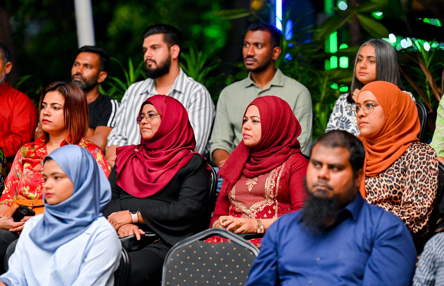 "އަހާ ފޯރަމް" ގައި ބައިވެރިވި ބައެއް ފަރާތްތައް. މި ފޯރަމަކީ އާންމުންނަށް މިނިސްޓަރުންނާ ސުވާލުކުރެވޭ ގޮތަށް ބޭއްވި ފޯރަމެއް -- ފޮޓޯ: ނިޝާން އަލީ / މިހާރު