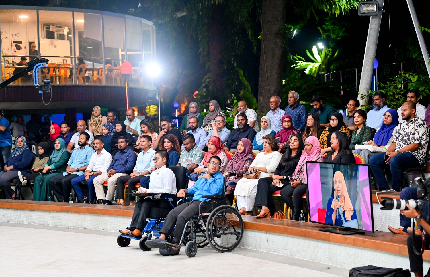 ވަޒީރުންގެ ފުރަތަމަ ޕަބްލިކް ފޯރަމްގައި ހާއްސަ އެހީއަށް ބޭނުންވާ ބައެއް މީހުންނާއި ސަރުކާރުގެ ބައެއް ވެރިން އަދި އާންމުން ބައިވެރިވަނީ.---ފޮޓޯ: ނިޝާން އަލީ| މިހާރު