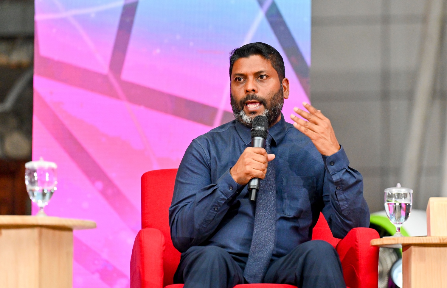 ސްޕޯޓްސް މިނިސްޓަރު ރާފިއު މިރޭގެ ބައްދަލުވުމުގައި ވާހަކަ ދައްކަވަނީ: ކުޅިވަރު ކުޅޭ ދެ ކޮމްޕްލެކްސްއެއްގެ މަސައްކަތް އަންނަ މަހު ފަށާނެ ކަމަށް އޭނާ ވިދާޅުވި.-- ފޮޓޯ: ނިޝާން އަލީ | މިހާރު