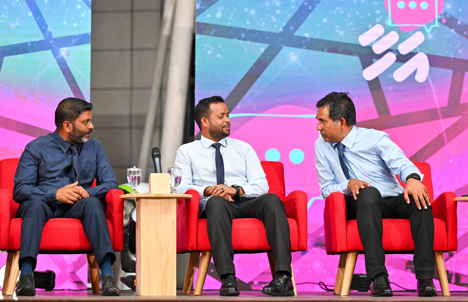 އިކޮނޮމިކް މިނިސްޓަރު ސައީދު އާއި ކޮންސްްޓްރަކްޝަން މިނިސްޓަރު އަބްދުﷲ މުއްތަލިބް އަދި ސްޕޯޓްސް މިނިސްޓަރު އަބްދުﷲ ރާފިއު ރޭ ބޭއްވި "އަހާ ފޯރަމް"ގައި ބައިވެރިވެވަޑައިގަންނަވަނީ -- ފޮޓޯ: ނިޝާން އަލީ / މިހާރު