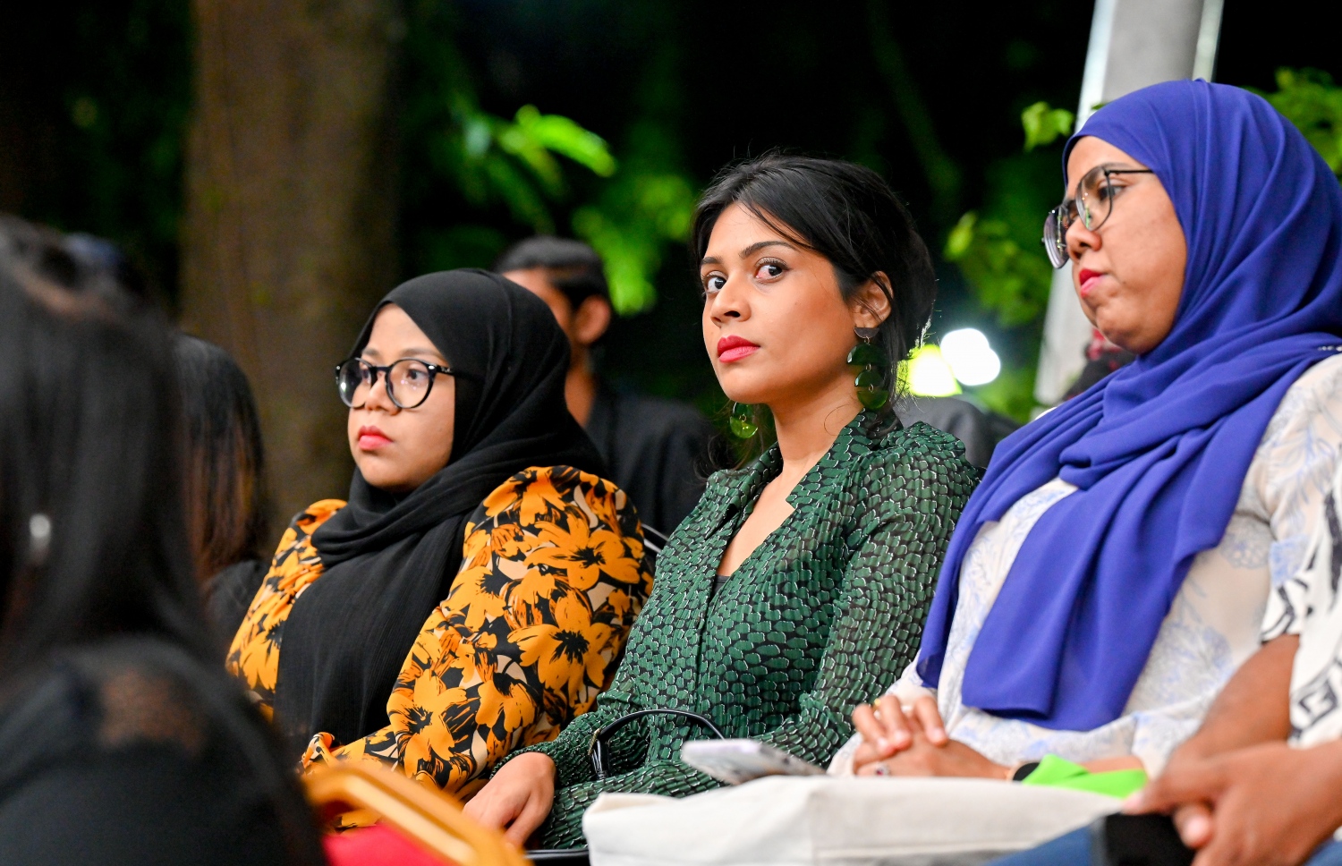 "އަހާ ފޯރަމް" ގައި ބައިވެރިވި ބައެއް ފަރާތްތައް. މި ފޯރަމަކީ އާންމުންނަށް މިނިސްޓަރުންނާ ސުވާލުކުރެވޭ ގޮތަށް ބޭއްވި ފޯރަމެއް -- ފޮޓޯ: ނިޝާން އަލީ / މިހާރު