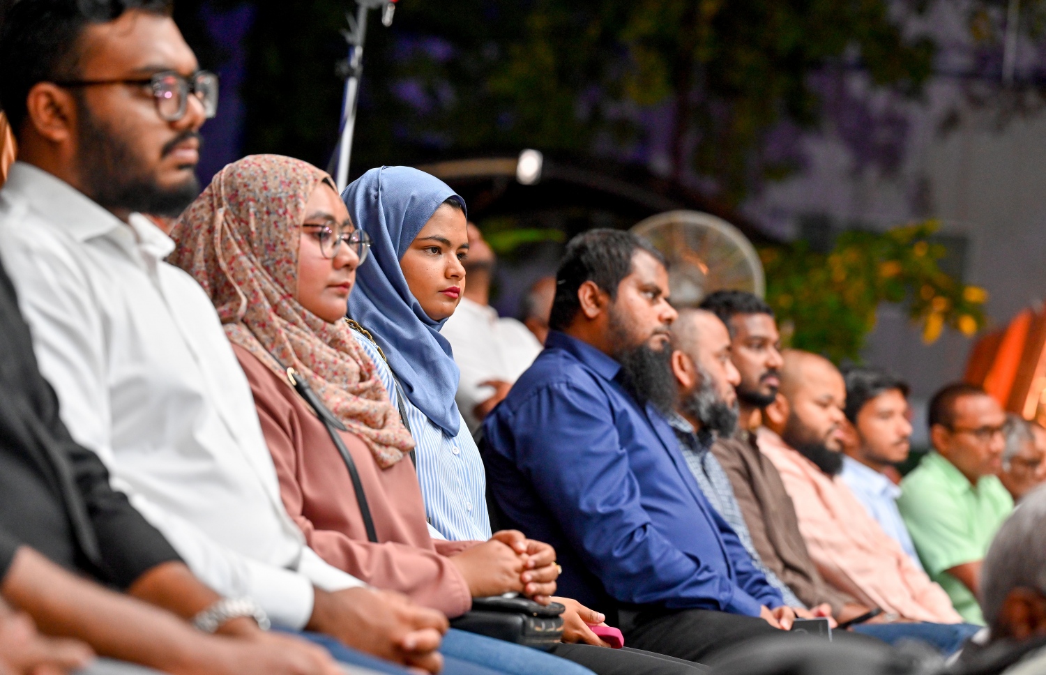 "އަހާ ފޯރަމް" ގައި ބައިވެރިވި ބައެއް ފަރާތްތައް. މި ފޯރަމަކީ އާންމުންނަށް މިނިސްޓަރުންނާ ސުވާލުކުރެވޭ ގޮތަށް ބޭއްވި ފޯރަމެއް -- ފޮޓޯ: ނިޝާން އަލީ / މިހާރު