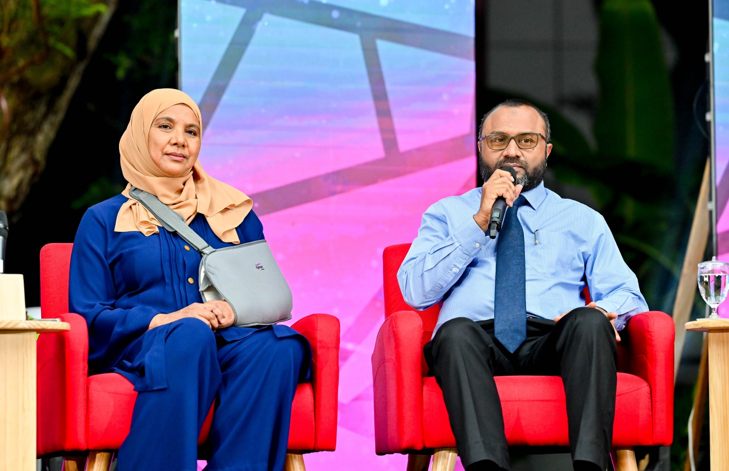 ރޭ ބޭއްވި ޕަބްލިކް ފޯރަމްގައި އިސްލާމިކް އެފެއާޒް މިނިސްޓަރު ޑރ. ޝަހީމް ސުވާލަކަށް ޖަވާބު ދެއްވާއިރު، ފެމިލީ ޑިވެލޮޕްމަންޓް މިނިސްޓަރު ޑރ. އާއިޝަތު ޝިހާމް އަޑުއައްސަވަނީ. ---ފޮޓޯ: ނިޝާން އަލީ| މިހާރު