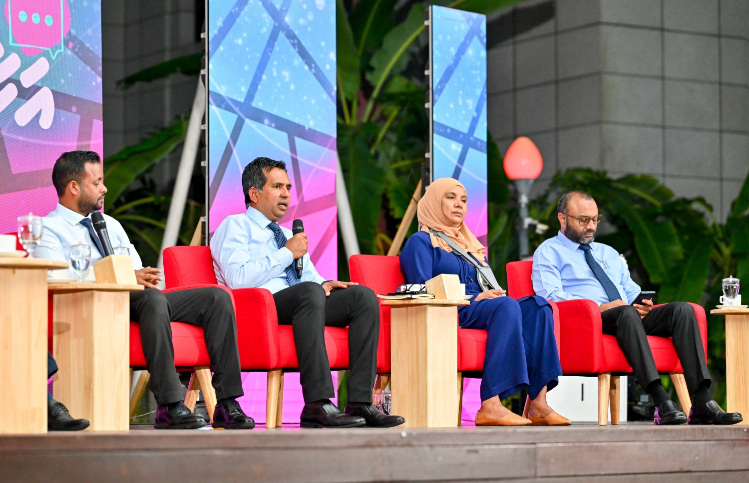 ރޭ ބޭއްވި "އަހާ ފޯރަމް" ގައި އާންމުގެ ސުވާލަތަކަށް މިނިސްޓަރުން ޖަވާބު ދެއްވަނީ -- ފޮޓޯ: ނިޝާން އަލީ / މިހާރު