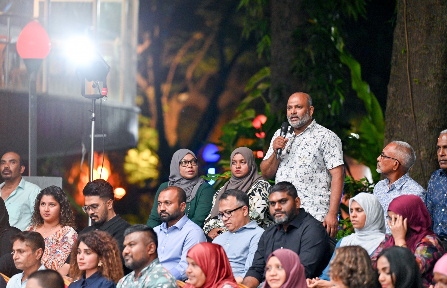 އަހާ ފޯރަމް" ގައި މީހަކު މިނިސްޓަރުންނާ ސުވާލު ކުރައްވަނީ -- ފޮޓޯ: ނިޝާން އަލީ / މިހާރު