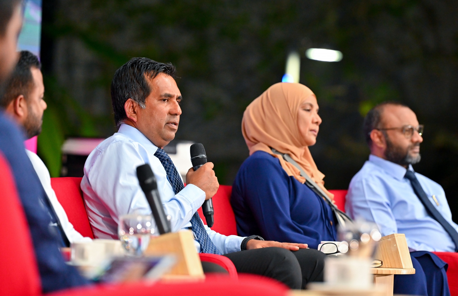 ރޭ ބޭއްވި ވަޒީރުންގެ ފުރަތަމަ ޕަބްލިކް ފޯރަމްގައި އިކޮނޮމިކް މިނިސްޓަރު ސައީދު އާންމުންގެ ސުވާލަކަށް ޖަވާބު ދެއްވަނީ.--- ފޮޓޯ: ނިޝާން އަލީ / މިހާރު