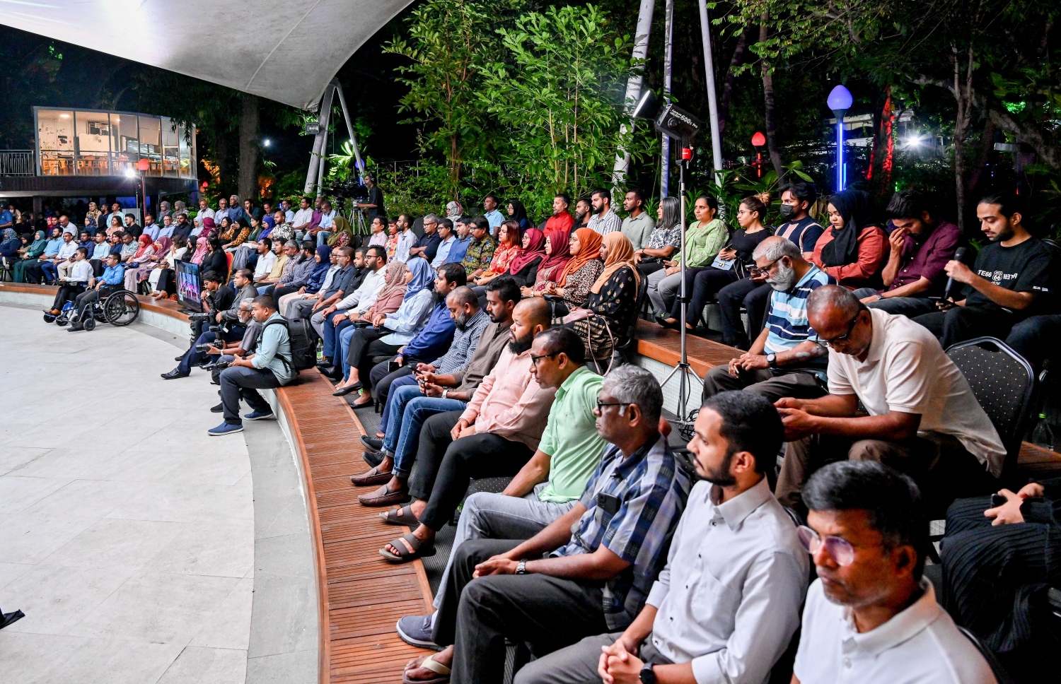 "އަހާ ފޯރަމް" ގައި ބައިވެރިވި ބައެއް ފަރާތްތައް. މި ފޯރަމަކީ އާންމުންނަށް މިނިސްޓަރުންނާ ސުވާލުކުރެވޭ ގޮތަށް ބޭއްވި ފޯރަމެއް -- ފޮޓޯ: ނިޝާން އަލީ / މިހާރު