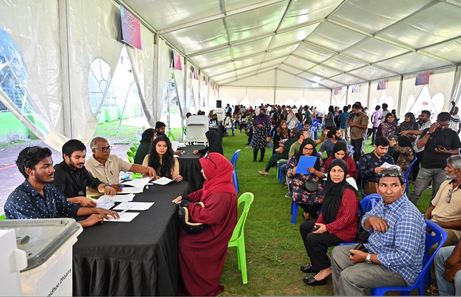 ވެރިކަން ކުރާ ޕީޕީއެމް/ޕީއެންސީގެ މަޖިލިސް ޕްރައިމަރީގައި މާލޭގައި ވޯޓުލުން ކުރިއަށް ދަނީ. ޖުމްލަ 73 ދާއިރާއެއްގެ ވޯޓުލުން އޮންނަ އިރު، ދާއިރާތަކުން 283 ކެންޑިޑޭޓުން ވާދަކުރޭ. ވޯޓުލުން ކުރިއަށް ގެންދާނީ މިއަދު ހެނދުނު 10:00 އިން ހަވީރު 5:00 އަށް. --ފޮޓޯ: ނިޝާން އަލީ | މިހާރު