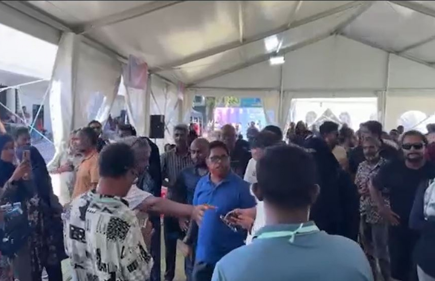 ޕީޕީއެމް/ޕީއެންސީގެ މަޖިލިސް އިންތިހާބުގެ ޕްރައިމަރީގައި ވޯޓުލާ ލިސްޓުގެ ޝަކުވާ ބޮޑު ބައެއް ފޮށިތައް ކައިރީގައި ވަނީ ހަމަނުޖެހުން ހިނގާފައި.