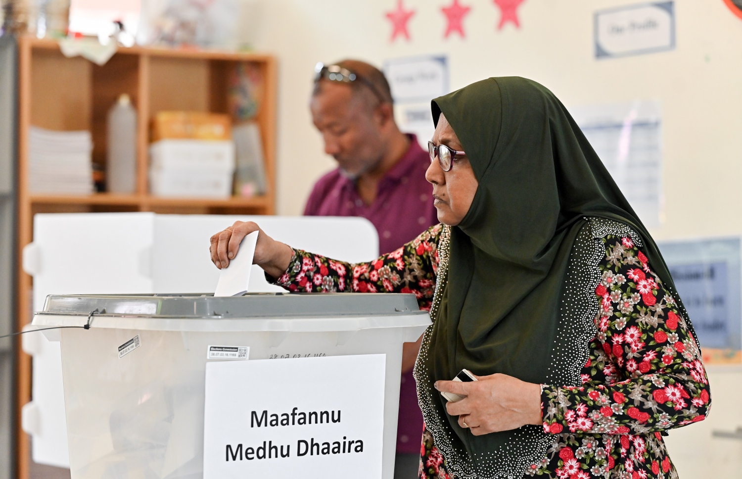 ވެރިކަން ކުރާ ޕީޕީއެމް/ޕީއެންސީގެ މަޖިލިސް ޕްރައިމަރީގެ ވޯޓުލުން ތާޖުއްދީން ސްކޫލުގައި ކުރިއަށް ދަނީ. މި އިންތިހާބުގައި 71،597 މީހުންނަށް ވޯޓުލެވޭނެ ކަމަށް ޕީޕީއެމް/ޕީއެންސީ ކޯލިޝަނުން ބުނޭ.-- ފޮޓޯ: ނިޝާން އަލީ | މިހާރު