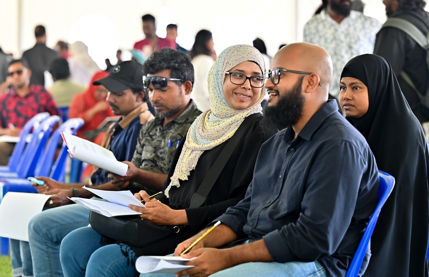 ވެރިކަން ކުރާ ޕީޕީއެމް/ޕީއެންސީގެ މަޖިލިސް ޕްރައިމަރީގައި މާލޭގައި ވޯޓުލުމަށް ގޮސްފައި ތިބި ބަޔަކު އިށީނދެގެން ކިއޫގައި. މި އިންތިހާބުގައި 71،597 މީހުންނަށް ވޯޓުލެވޭނެ ކަމަށް އެ ކޯލިޝަނުން ބުނޭ.-- ފޮޓޯ: ނިޝާން އަލީ | މިހާރު